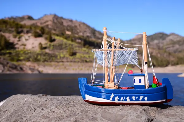 Figurine bateau de pêche bleu — Photo