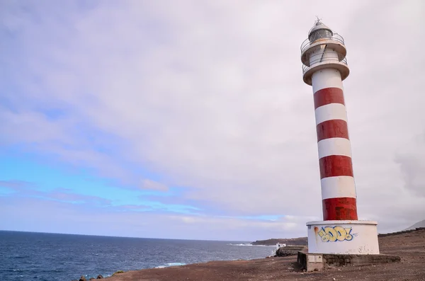 Hoge vuurtoren in de buurt van de kust — Stockfoto