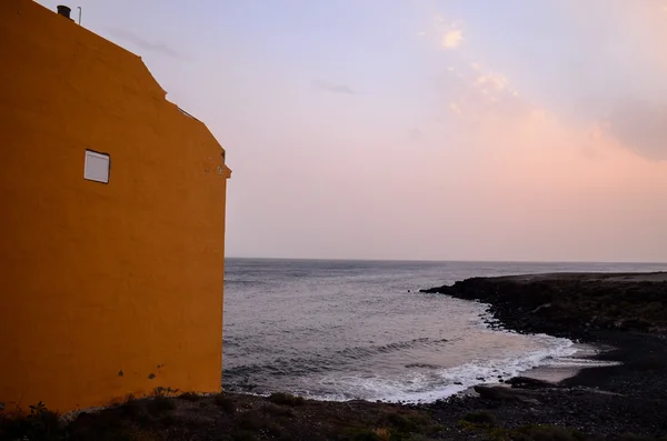 Plage sèche de la côte de lave — Photo