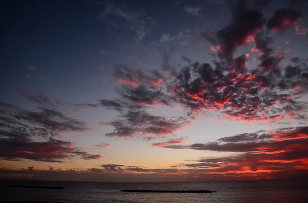 Kleurrijke wolken bij zonsondergang — Stockfoto