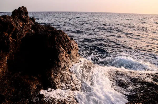 Sterke golven op de vulkanische kust — Stockfoto