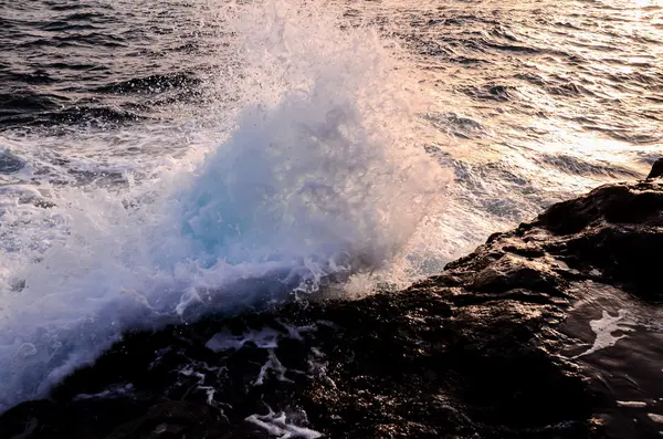 Onde forti che si infrangono sulla costa vulcanica — Foto Stock