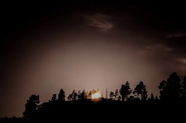 Solen över en Mountain siluett — Stockfoto