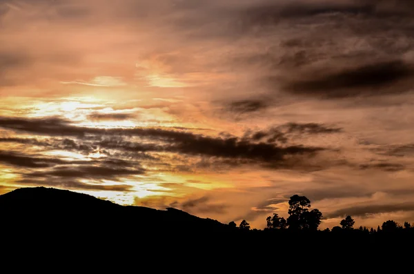 Nuages colorés au coucher du soleil — Photo