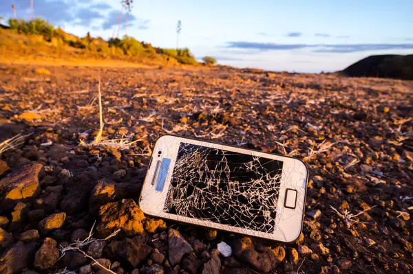 Vit Smartphone med trasig Display — Stockfoto