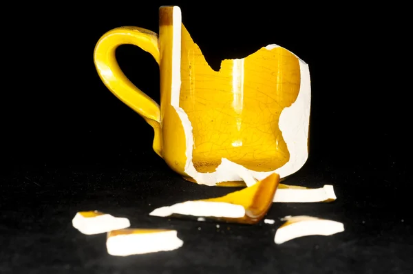 Kaputte orange Kaffeetasse — Stockfoto