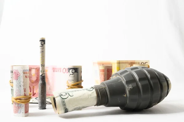Pengar och vapen konceptet vapen och pengar — Stockfoto