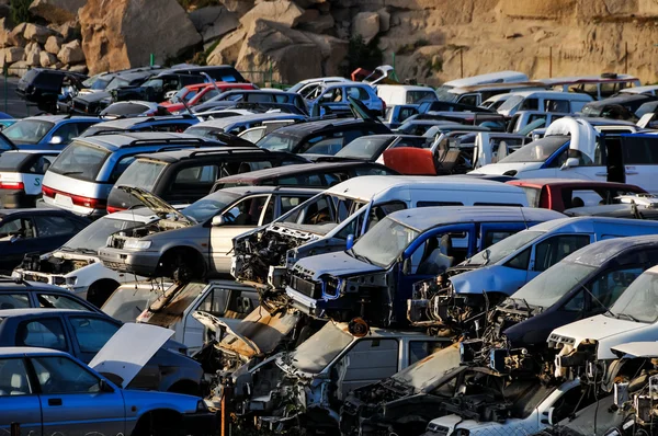 Oude auto 's op Junkyard — Stockfoto