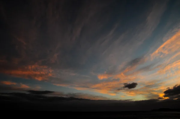 Nuages colorés au coucher du soleil — Photo