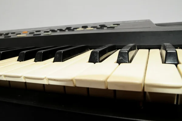 Клавіатуру піаніно крупним планом — стокове фото