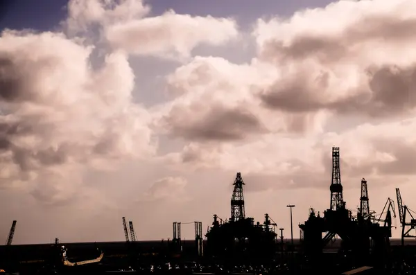 Silhueta de equipamento de perfuração de petróleo — Fotografia de Stock