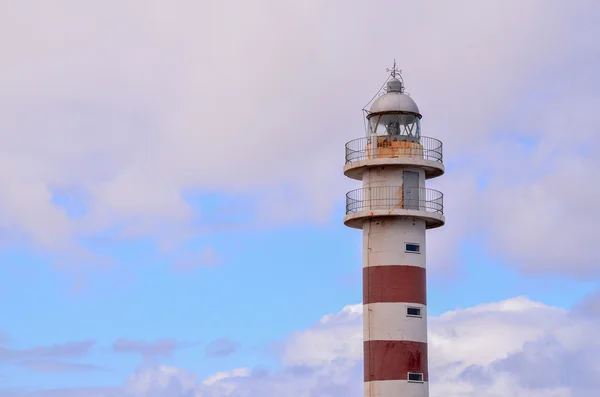 Hoge vuurtoren in de buurt van de kust — Stockfoto