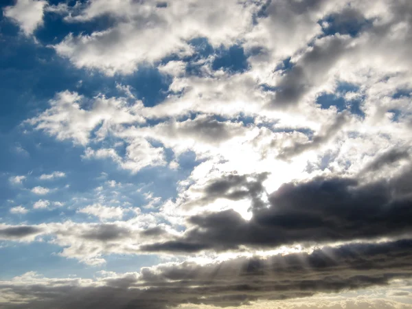 Nuvens coloridas ao pôr do sol — Fotografia de Stock