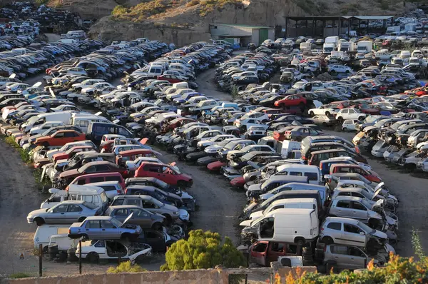 Alte Schrottautos auf Schrottplatz — Stockfoto