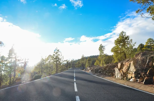 El teide Milli Parkı içinde bulutlu gün yolda — Stok fotoğraf