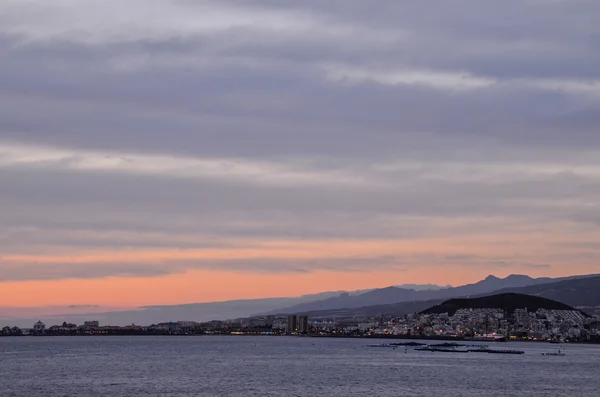 Nuvens coloridas ao pôr do sol — Fotografia de Stock