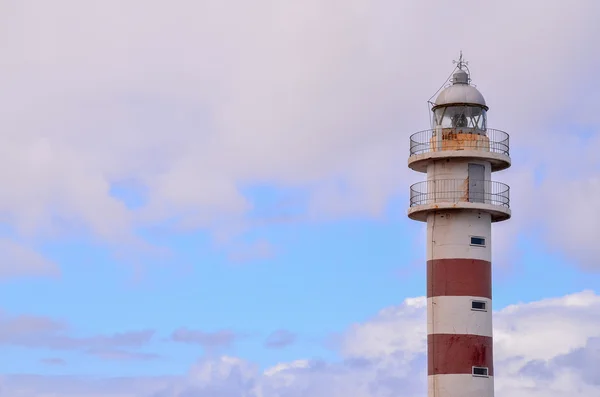 Высокий маяк у побережья — стоковое фото