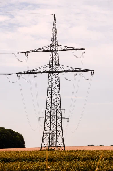 Hoogspanning elektrische transmissietoren — Stockfoto