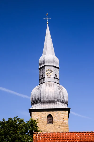 Torre gótica típica da igreja do Belfry — Fotografia de Stock