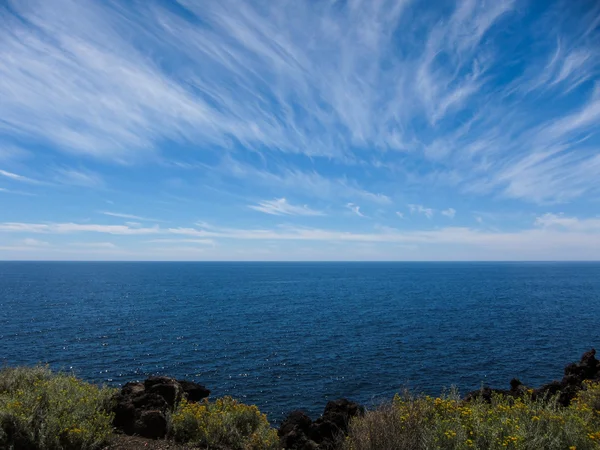 Nuvole Wndy sul cielo della sera — Foto Stock