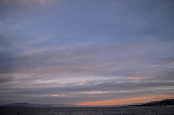 Kleurrijke wolken bij zonsondergang — Stockfoto