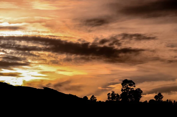 Nuages colorés au coucher du soleil — Photo