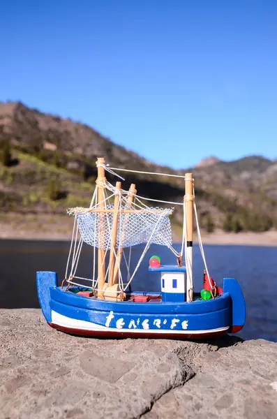 Figurine bateau de pêche bleu — Photo