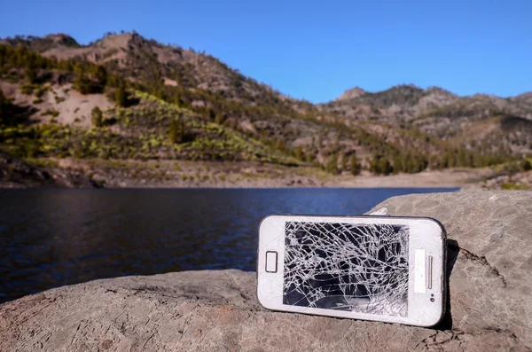 Modernes weißes Smartphone kaputt — Stockfoto