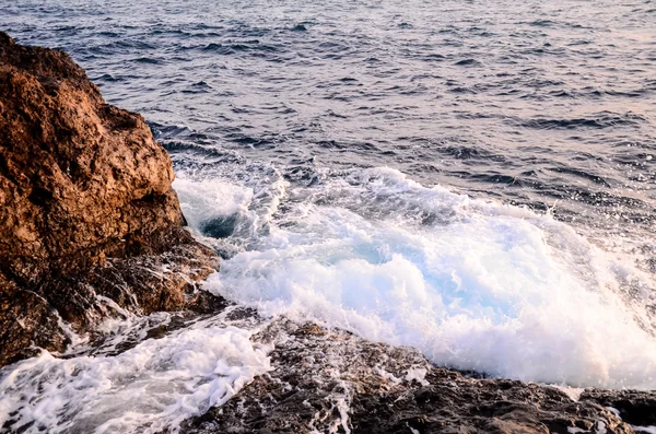 Güçlü dalgalar çökmesini volkanik kıyısında — Stok fotoğraf