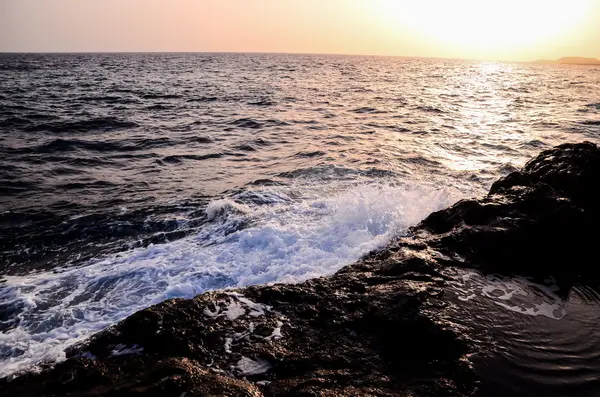 Strong Waves Crashing on the Volcanic Coast — Stock Photo, Image