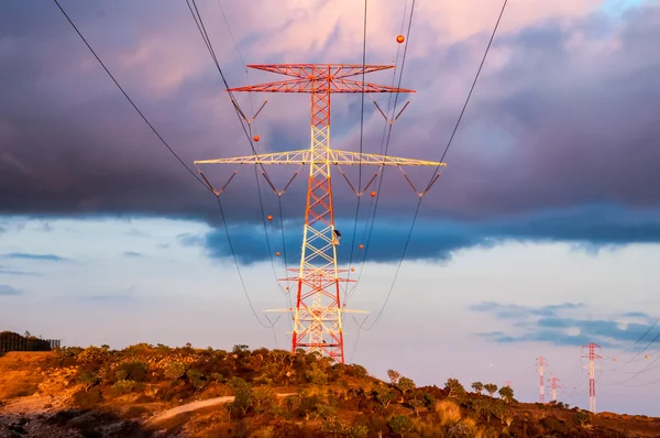 Torre de transmissão elétrica de alta tensão — Fotografia de Stock