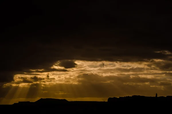 Nuvens coloridas ao pôr do sol — Fotografia de Stock