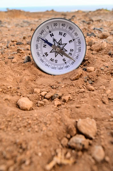 Oryantasyon kavramı Metal pusula — Stok fotoğraf