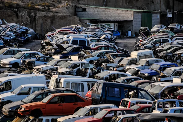 Viejos coches basura en el depósito de chatarra —  Fotos de Stock