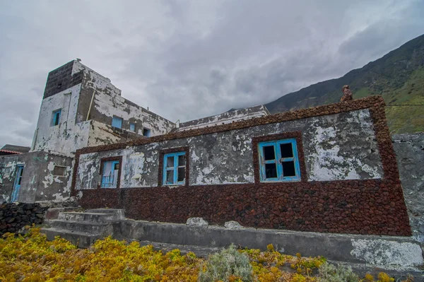 Terk edilmiş eski bir ev — Stok fotoğraf