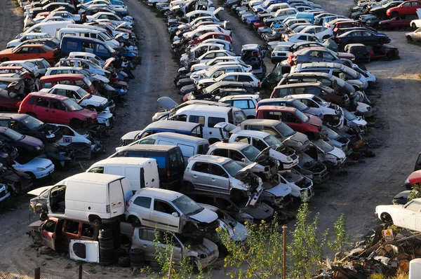 Alte Schrottautos auf Schrottplatz — Stockfoto