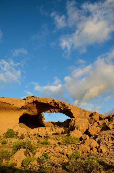 Přírodní oblouk v poušti — Stock fotografie