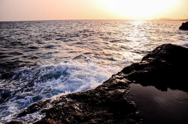 Onde forti che si infrangono sulla costa vulcanica — Foto Stock