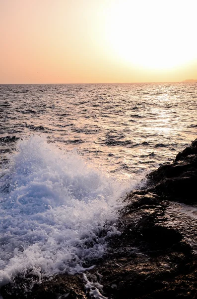 Strong Waves Crashing on the Volcanic Coast — Stock Photo, Image