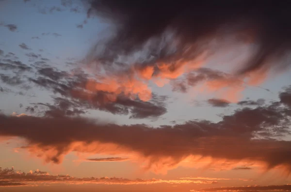 Kleurrijke wolken bij zonsondergang — Stockfoto