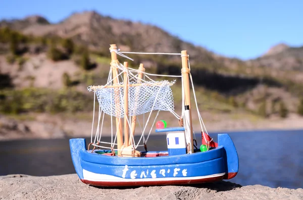 Figurine azul do barco de pesca — Fotografia de Stock
