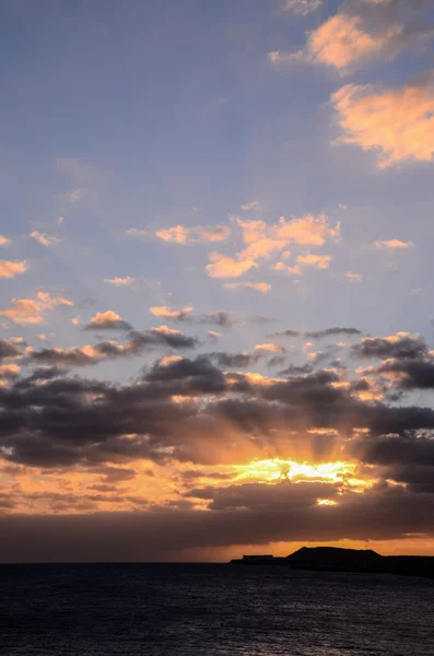 Farbige Wolken bei Sonnenuntergang — Stockfoto