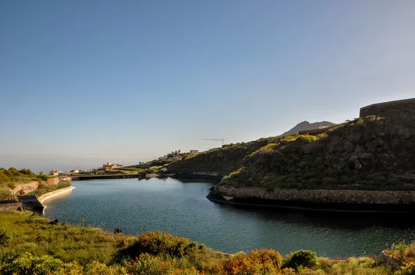 Lago e barragem — Fotografia de Stock