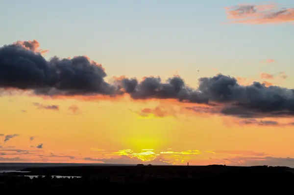 Farbige Wolken bei Sonnenuntergang — Stockfoto