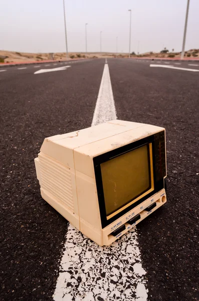 Televisione Abbandonato sulla strada — Foto Stock