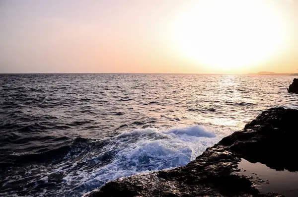 Strong Waves Crashing on the Volcanic Coast — Stock Photo, Image