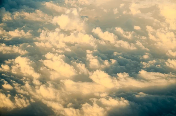 Vliegen boven de wolk — Stockfoto