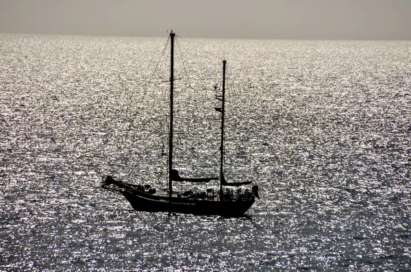 Silhouette Boat en el océano — Foto de Stock