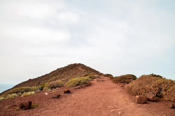 Strada pietrosa nel deserto vulcanico — Foto Stock