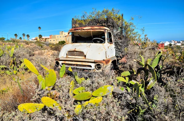 Camion abbandonato arrugginito — Foto Stock